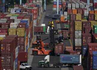 Potential Impact of Prolonged Dockworkers Strike on US Supplies and Prices news-01102024-213516