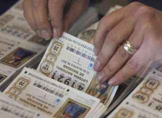 Lottery Winner Scammed by Bar Owners: Losing $12M news-08112024-091159